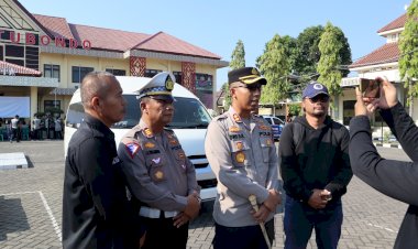 Polres-Situbondo-Serahkan-Kepada-Pemilik,-Mobil-Rental-Yang-Berhasil-Diamankan-Saat-Hendak-Digelapkan